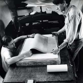 Jasper Johns and printer Ben Berns working on Two Maps I. 