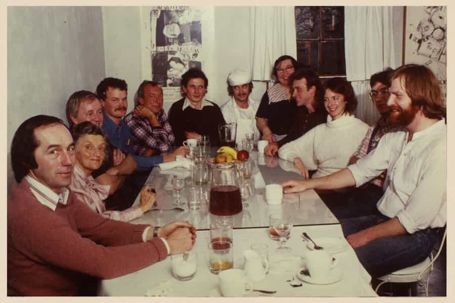 ULAE staff, printers, and Jasper Johns seated around the kitchen table at Skidmore Place.