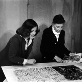 Trisha Garlock, from the World Print Council, with Tatyana Grosman looking at Jasper Johns' 1977 Untitled.