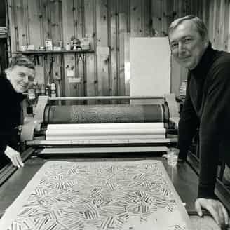 Tatyana Grosman and Jasper Johns during the printing of Corpse and Mirror. Photograph by Iris Schneider.