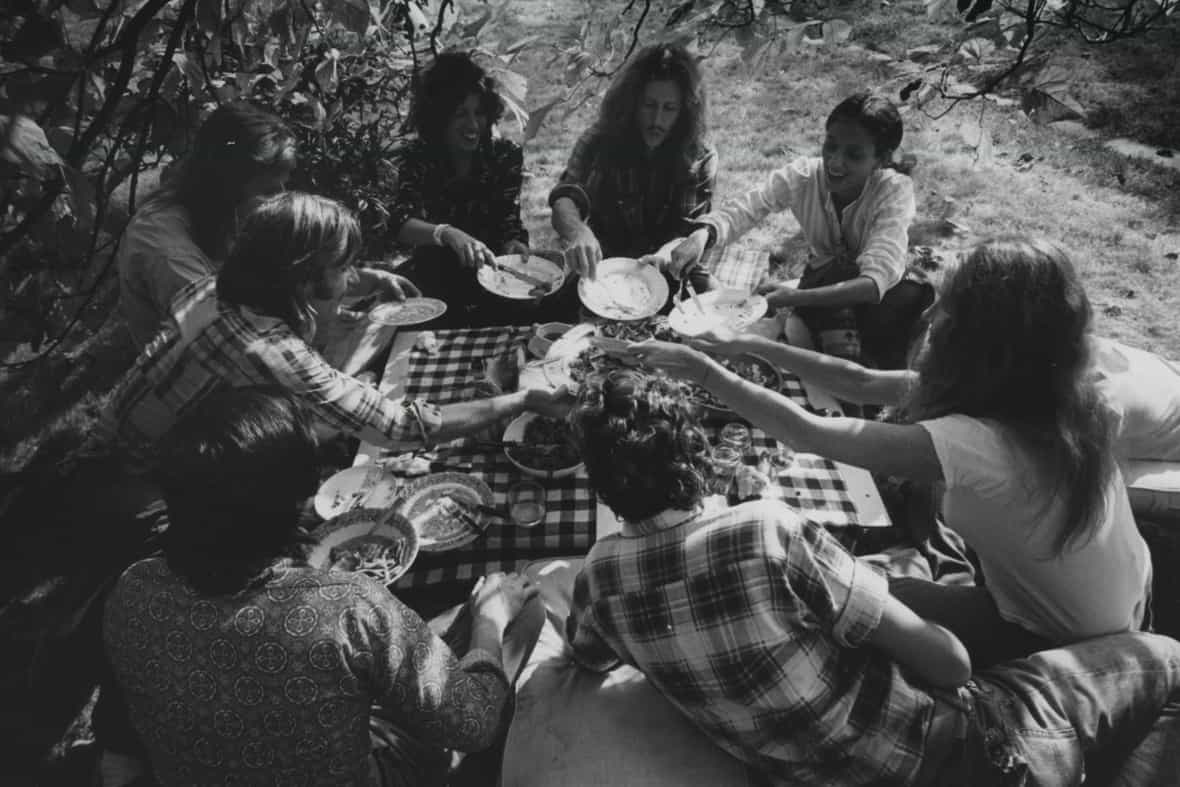 Picnic in the front yard of Skidmore Place with Robert Rauschenberg and guests, 1972.