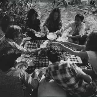 Picnic in the front yard of Skidmore Place with Robert Rauschenberg.